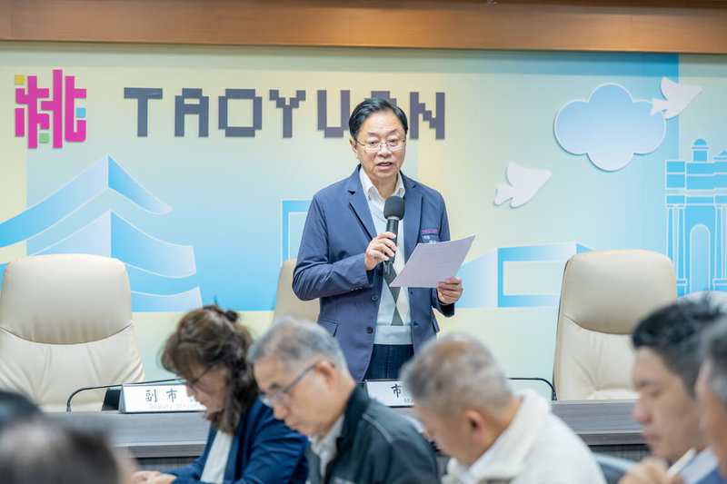 桃園市長張善政（後）8日表示，復康巴士全市營運車輛目前已突破至200輛，預計今年底前將再添8輛生力軍，提供更穩定且充足的接送服務。（桃園市政府提供）中央社記者吳睿騏桃園傳真　115年4月8日