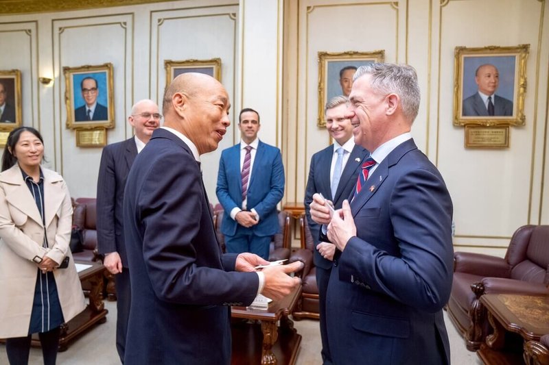 立法院長韓國瑜（左）今天接見美國聯邦參議員班克斯（右）一行，他表示，立法院無論黨派，都非常重視國家安全，他將盡力協助完成國防特別預算的審查，向世界傳達台灣投入資源防衛國家的決心。 （立法院提供） 中央社記者王承中傳真　115年4月8日