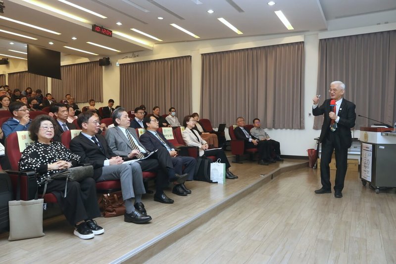 監察院8日起舉辦「AIx數位審計創新應用」研習活動，邀請台灣人工智慧發展學會榮譽理事長謝邦昌（右1）講授「AI基本概念與應用」，協助建立對生成式AI基礎認知與安全風險意識。（監察院提供） 中央社記者高華謙傳真　115年4月8日