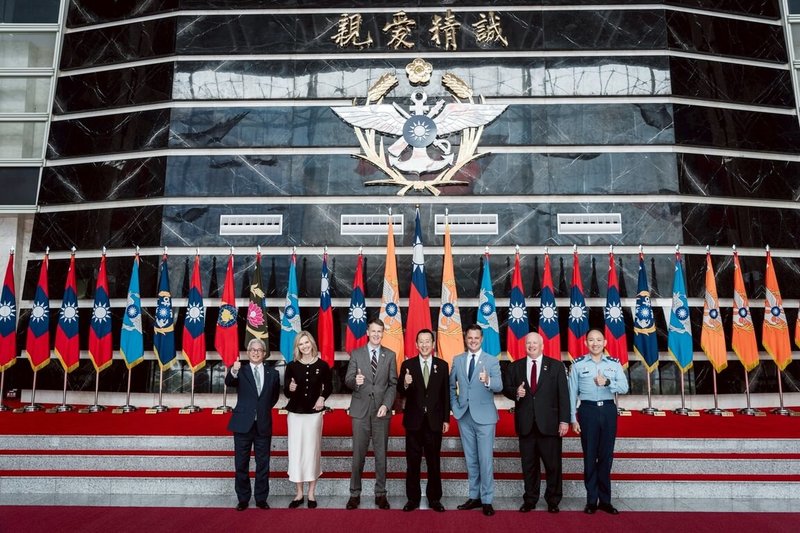 國防部8日表示，部長顧立雄（中）與「共和黨研究委員會」（RSC）國安任務小組訪問團合影。（國防部提供）中央社記者游凱翔傳真　115年4月8日