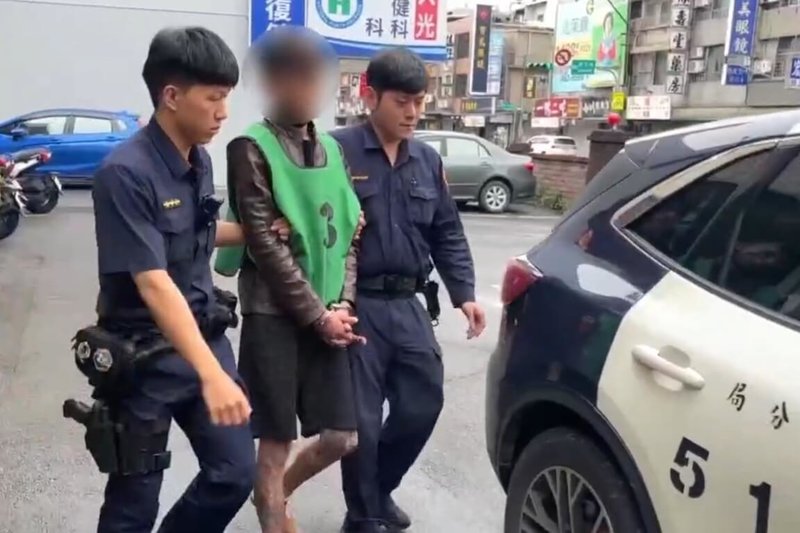 桃園市政府警察局大園分局表示，7日深夜接獲民眾報案，指稱觀音區有多名外籍移工糾紛案件，警方當場查獲黎姓及阮姓越南籍男子，其中阮男為受害人，黎男（左2）為失聯移工。（桃園市警察局大園分局提供）中央社記者吳睿騏桃園傳真　115年4月8日