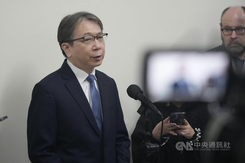 立法院外交國防委員會8日邀請國安局業務報告並備質詢，國安局長蔡明彥（左）會前針對國民黨主席鄭麗文率團訪中，他表示國安局不適合評論國內政黨活動，但可以針對中共對台統戰策略，從國安角度提出分析和提醒。中央社記者徐肇昌攝 115年4月8日