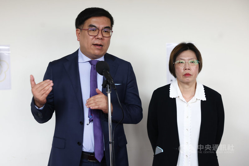 環境部長彭啓明（左）8日在立法院受訪時表示，中東戰事影響，油價高漲，造成全球石化產業很大的衝擊；站在環境部的立場，必須減少塑膠使用。圖右為資源循環署署長賴瑩瑩。中央社記者王騰毅攝  115年4月8日