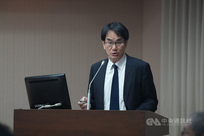 立法院交通委員會8日邀請數發部長林宜敬列席報告業務概況，並備質詢。林宜敬表示，持續鼓勵電信業者新設國內、外海纜；新鋪設的海纜將會埋得更深，並加上鐵甲防護，同時也會加強監控，當海纜發生斷訊事件，可在第一時間知道，並加快修復速度。中央社記者徐肇昌攝　115年4月8日