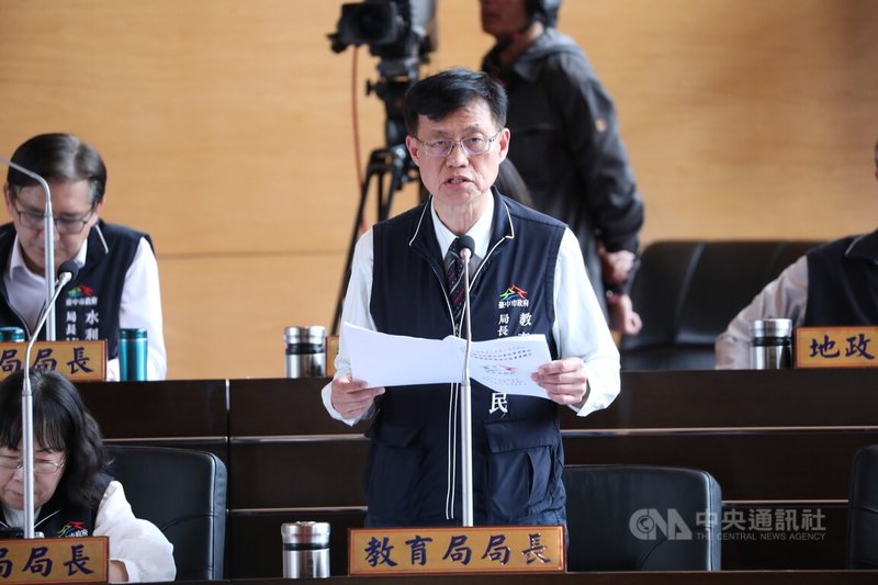 台中某國小棒球教練涉對多名學童猥褻、性侵,教育局長蔣偉民至今未遭懲處,蔣偉民(圖)8日市議會備詢表示,相關作業都有發文通知學校,接獲通報立刻通知學校成立調查小組。中央社記者趙麗妍攝 115年4月8日
