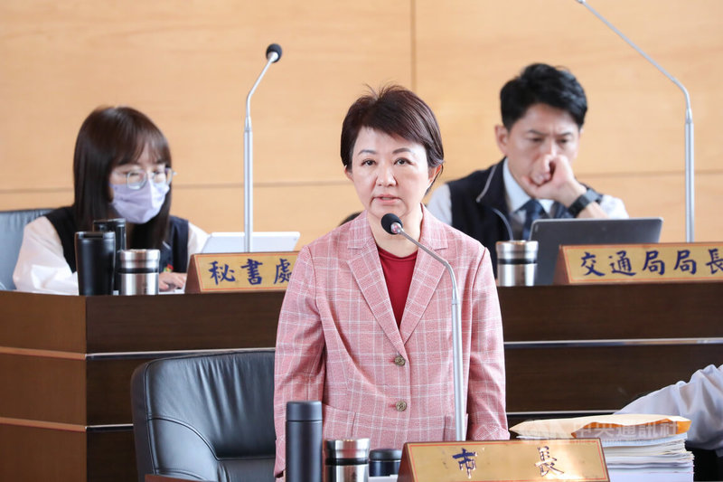 台中某國小棒球教練涉對多名學童猥褻、性侵，教育局長蔣偉民至今未遭懲處。台中市長盧秀燕（前）8日在市議會備詢表示，經調查，目前沒有發現教育局有延誤、未介入、包庇等情事。中央社記者趙麗妍攝 115年4月8日