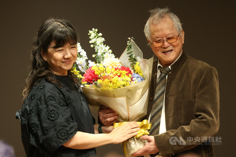 國立中央大學8日在台灣文學糧倉舉行「黃春明小行星國際命名發表會」,表彰國寶級文學大師黃春明(右)對台灣文學的深遠貢獻,文化部次長李靜慧(左)特別到場獻花祝福。中央社記者王騰毅攝 115年4月8日