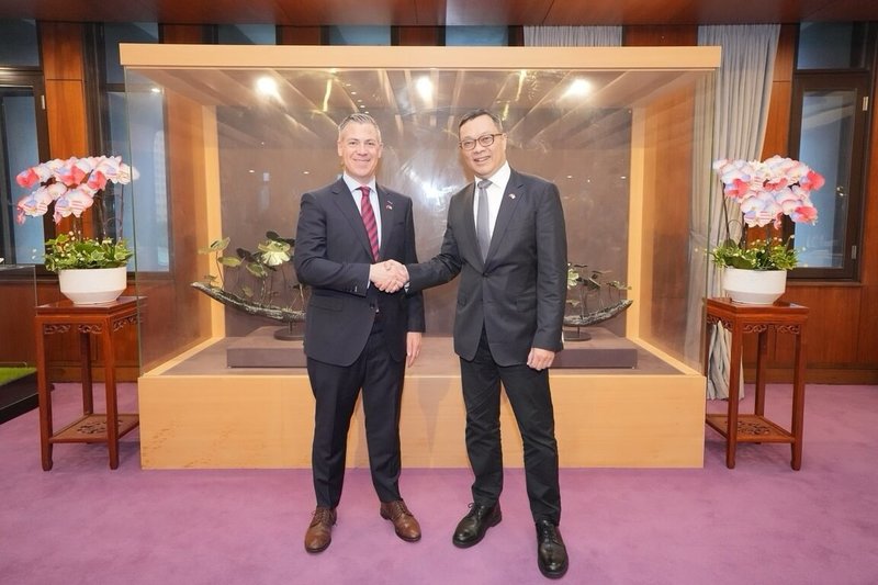 外交部政務次長陳明祺（右）於7日晚間在外交部設宴，歡迎美國聯邦參議員班克斯（Jim Banks，左）率團訪問台灣，兩人合影留念。（外交部提供）中央社記者楊堯茹傳真　115年4月8日