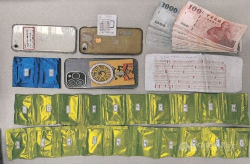 台中市警察局8日宣布偵破毒品案，發現毒販利用色情術語為掩護進行交易，仍遭警方識破，逮獲正交易的毒販，並查扣毒品咖啡包、贓款等證物，全案移送法辦。（翻攝照片）中央社記者郝雪卿傳真  115年4月8日