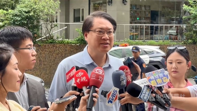 圖為民進黨前秘書長林右昌（中）。（中央社檔案照片）