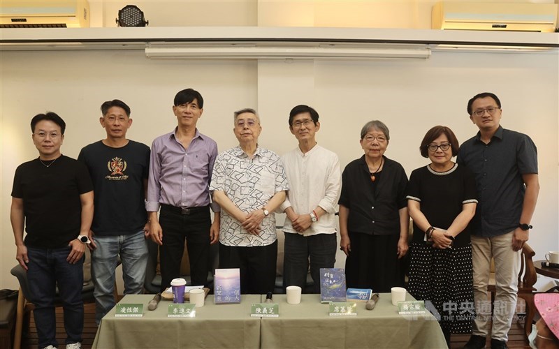 成立半世紀的爾雅出版社8日遭誤傳「熄燈」，爾雅出版社澄清表示「絕無此事」，且出版社3月底才剛出版創辦人隱地新書「但念無常」，盼讀者繼續支持文學，支持出版。圖為2024年「見證與記憶–隱地筆耕70年，爾雅出版50年」座談會，隱地（左4）與作家齊聚一堂聊文學與出版。（中央社檔案照片）