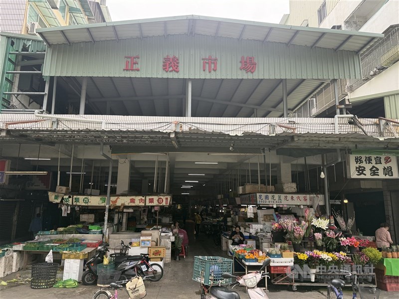高雄市正義市場春捲食物中毒案，截至8日上午8時，累計增至173人就醫。圖為7日高雄市苓雅區正義市場之一景。（中央社檔案照片）