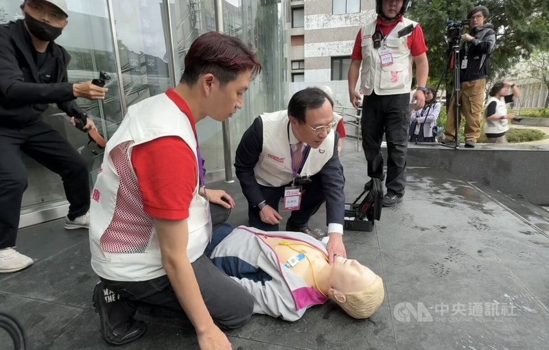 「粉紅超跑」白沙屯媽祖進香即將起轎,台北醫學大學與童綜合醫院打造「智慧行動醫療隨扈系統」,衛福部長石崇良(中)8日體驗行動救援。中央社記者沈佩瑤攝 115年4月8日