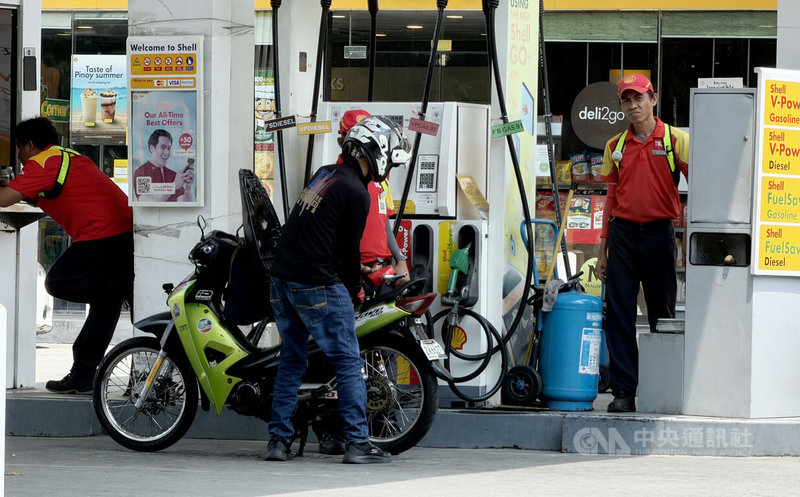 自美國、以色列與伊朗於2月底爆發戰事以來，菲律賓燃油價格不斷上漲，衝擊民生。圖為一名機車騎士在馬尼拉市一家加油站加油。中央社記者林行健馬尼拉攝　115年4月8日