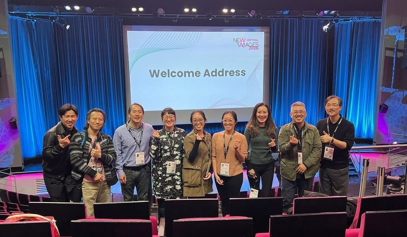 巴黎新影像藝術節揭幕，巴文中心主任陳宏星（右1）、高雄市電影館館長黃晧傑（右2），及導演盧佳慧（右3）、謝筱婷（右4）、謝筱瑋（右5）等出席。（巴文中心提供）中央社記者曾依璇巴黎傳真　115年4月8日