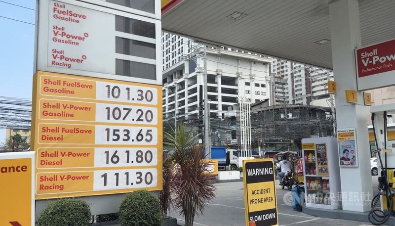 自美國、以色列與伊朗於2月底爆發戰事以來，菲律賓燃油價格不斷上漲，其中柴油價格已飆升超過一倍。圖為馬尼拉一家加油站的價格表。中央社記者林行健馬尼拉攝　115年4月8日