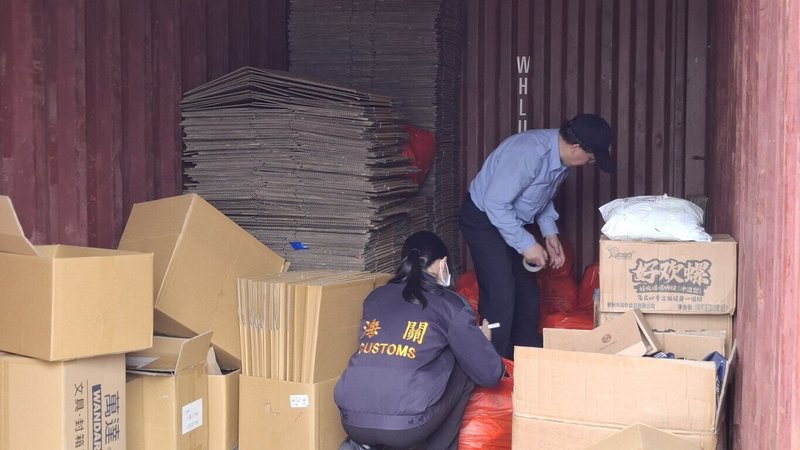 高雄關3月19日聯合金門縣警察局等單位，於金門縣金城鎮某倉庫，查獲大量中國走私物品，包括乾香菇、螺螄粉、江西米粉、地攤鍋巴等食品，涉違反海關緝私條例、食品安全衛生管理法等規定，貨物均依法查扣。（高雄關提供）中央社記者張已亷傳真　115年4月8日