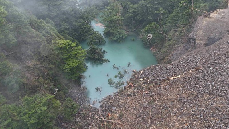 農業部林業及自然保育署台中分署8日表示，受清明連假期間豪雨影響，台中分署轄內大甲溪事業區第82林班（合歡溪步道約3.5公里處）發生邊坡崩塌，並形成新生堰塞湖。（農業部提供）中央社記者張雄風傳真　115年4月8日