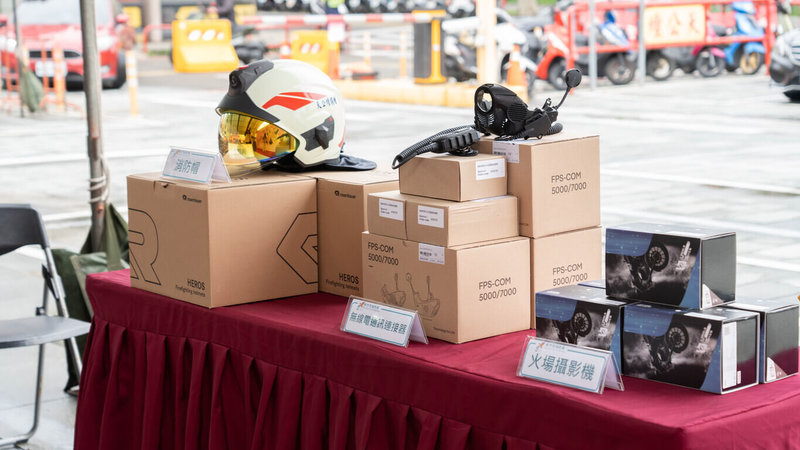 新竹市天公壇8日捐贈救災裝備給新竹市消防局,包含通訊設備、攝影機及歐洲進口消防帽。(新竹市政府提供)中央社記者魯鋼駿傳真 115年4月8日