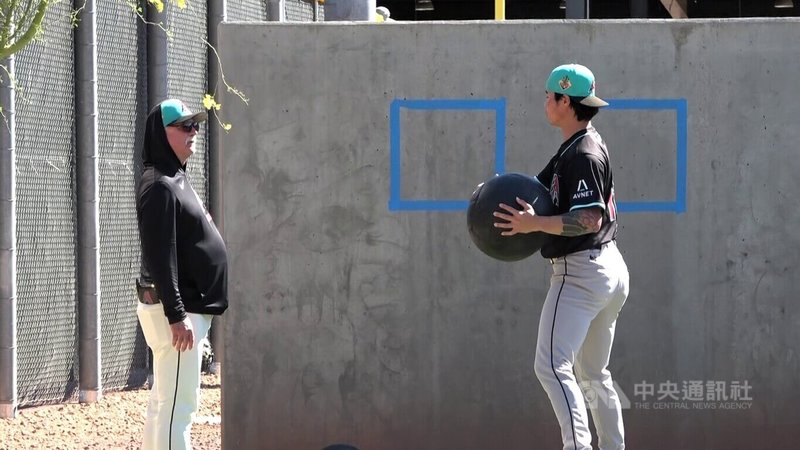 美國職棒響尾蛇小聯盟投手總監密爾茲接受中央社訪問說,林昱珉(右)今年有機會升上大聯盟。圖為林昱珉3月18日在春訓基地,利用藥球訓練。中央社記者林宏翰亞利桑那攝 115年4月8日