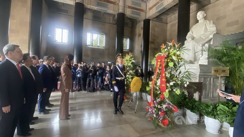 鄭麗文8日上午赴南京中山陵拜謁國父孫中山，圖為她站在靈柩前。 中央社記者呂佳蓉南京攝 115年4月8日