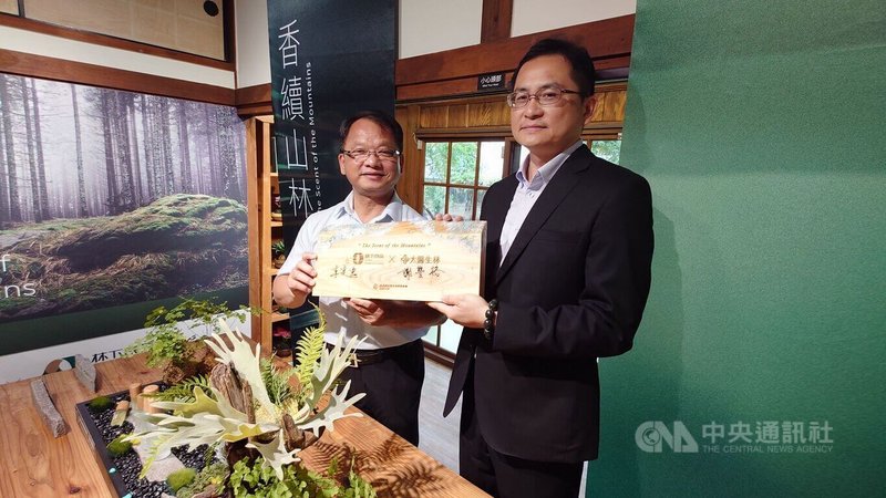 林業及自然保育署嘉義分署嘉義分署分署長李定忠（左）與大醫生技公司董事長謝豐裕（右）8日在嘉義市檜意森活村一同發布林業循環利用「林下良品X大醫生林」紅檜及牛樟精油香氛聯名新品。中央社記者蔡智明攝　115年4月8日