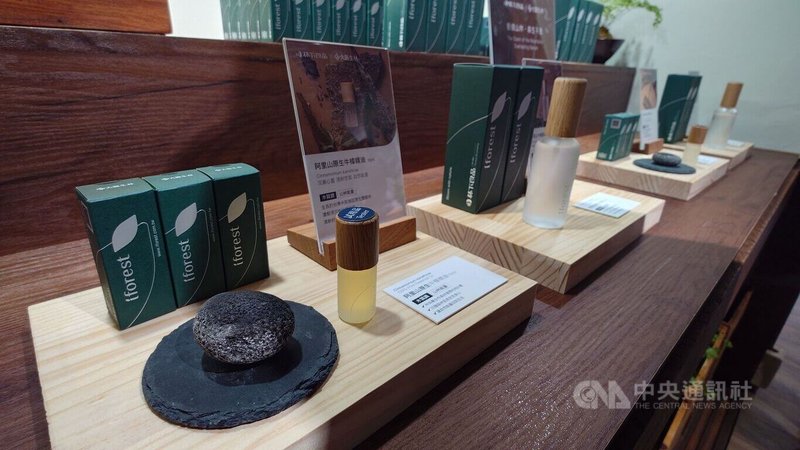 林保署嘉義分署林業循環利用，8日與民間業者共推出阿里山紅檜精油、阿里山牛樟精油、紅檜精油噴霧及牛樟精油噴霧等4項新品，100%純天然萃取、通過SGS品質檢驗。中央社記者蔡智明攝　115年4月8日