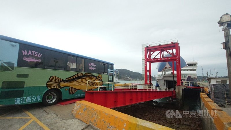 連江縣公車處的黃魚公車,營運後首次跨出馬祖,8日上午由交通船「新台馬輪」載運至台灣本島,加入今年白沙屯媽祖進香「香燈腳車」行列。圖為公車開上新台馬輪車輛甲板。中央社記者潘欣彤攝 115年4月8日