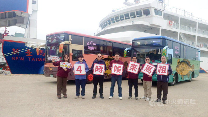 連江縣政府8日宣布,公車處黃魚公車將參與今年白沙屯媽祖進香「香燈腳車」行列,於進香期間定點停靠,供信眾休憩。連江縣府說,歡迎香燈腳到黃魚公車上休息「摸魚」,與馬祖結緣。中央社記者潘欣彤攝 115年4月8日