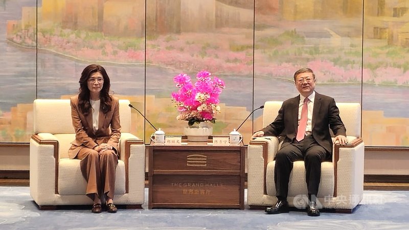 國民黨主席鄭麗文（左）8日晚間與上海市委書記陳吉寧（右）會面。 中央社記者呂佳蓉上海攝　115年4月8日