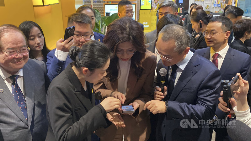 國民黨主席鄭麗文（前右2）8日下午到上海美團參訪，體驗無人機外送點餐。中央社記者呂佳蓉上海攝　115年4月8日