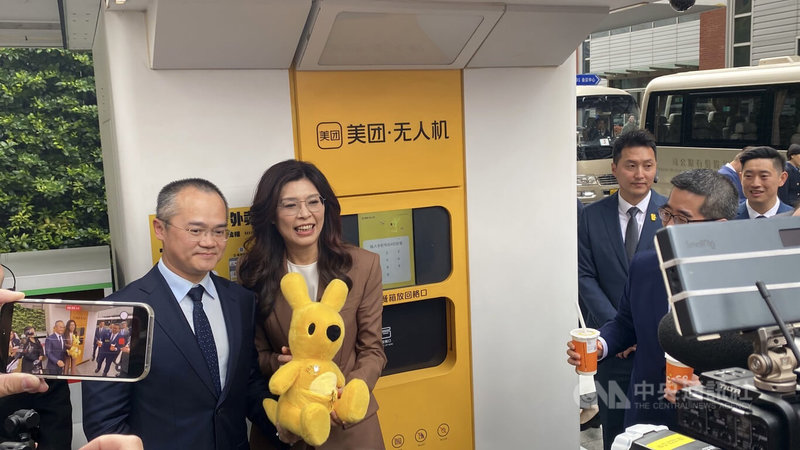 國民黨主席鄭麗文（左2）8日下午到上海美團參訪，與美團創辦人王興（左1）合影。中央社記者呂佳蓉上海攝　115年4月8日