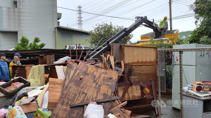 苗栗縣4日凌晨豪雨釀災，苗栗市福安里一處三合院水淹達60公分，幾乎所有家具、家電都泡湯，市公所清潔隊歷時5天協助清運泡水家具。中央社記者管瑞平攝　115年4月8日