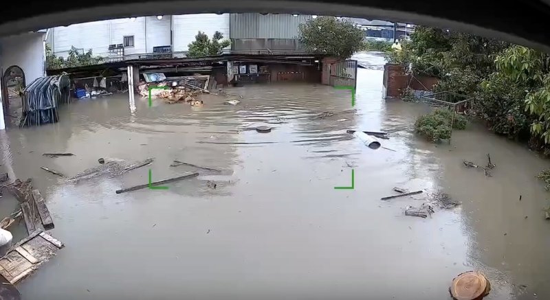 苗栗縣日前豪雨造成多處淹水災情，苗栗市福安里一處三合院水淹達60公分。羅姓住戶8日說，所有家具幾乎泡湯，居住70年來頭一次遇到這種慘況。（民眾提供）中央社記者管瑞平傳真　115年4月8日