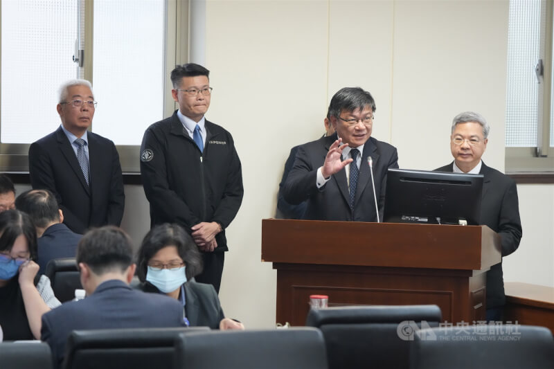 經濟部長龔明鑫（右）與台電董事長曾文生（右2）、中油董事長方振仁（後左），8日列席立法院經濟委員會，就台美關稅協定中關於「擴大採購及購買」（原油、天然氣、發電設備等）項目之評估、規劃及涉及之問題與工作進行專案報告並備質詢。中央社記者徐肇昌攝  115年4月8日