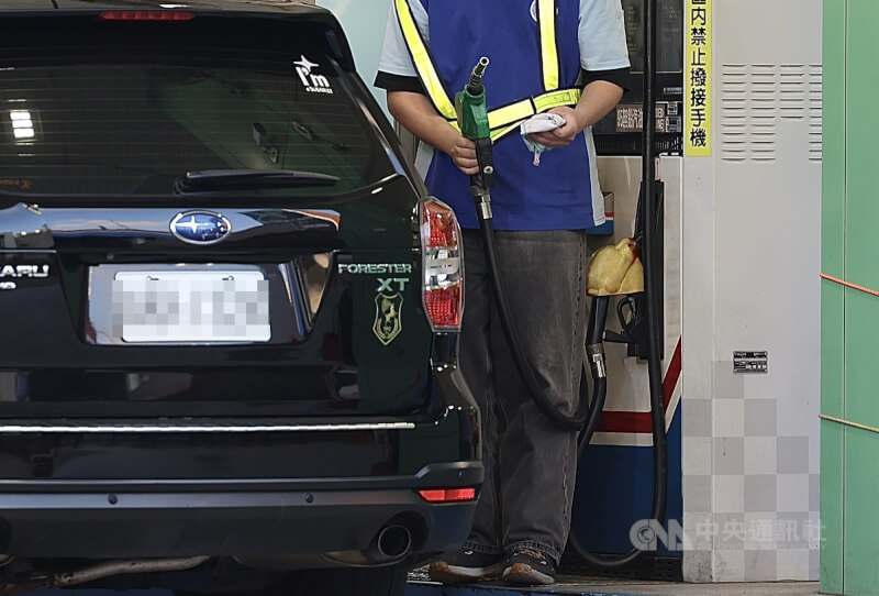 圖為台北市信義區一處加油站工作人員為車輛加油。（中央社檔案照片）