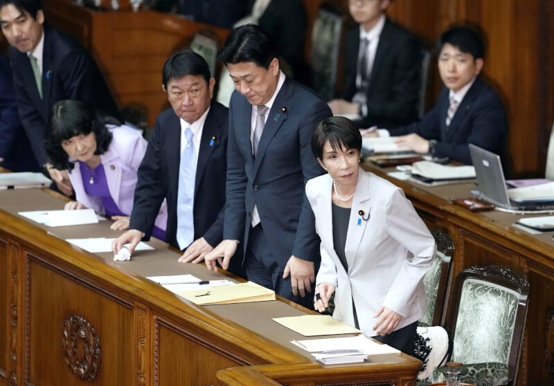 日本參議院7日通過2026年度中央政府總預算案，首相高市早苗（前）於總預算案通過後起身鞠躬致謝。（共同社）