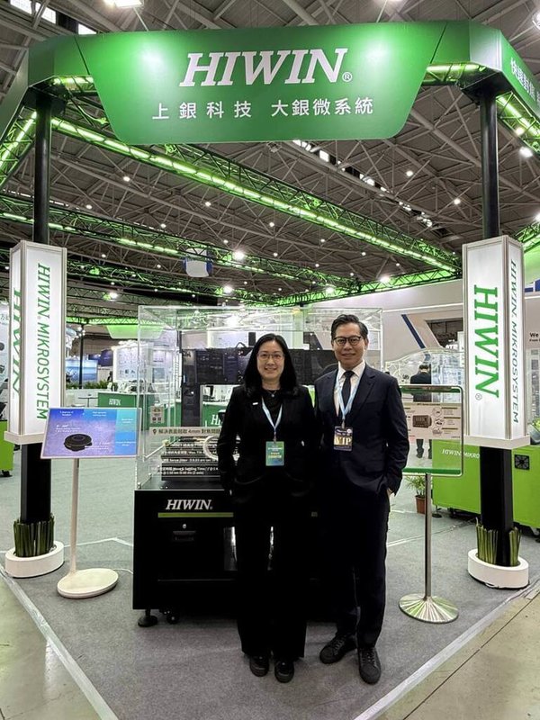 電子生產製造設備展8日登場，上銀集團關係企業大銀微系統展示半導體面板級封裝用奈米級定位平台，圖左為大銀微系統董事長卓秀瑜，右為執行副總經理游凱勝。（大銀微系統提供）中央社記者鍾榮峰傳真　115年4月8日