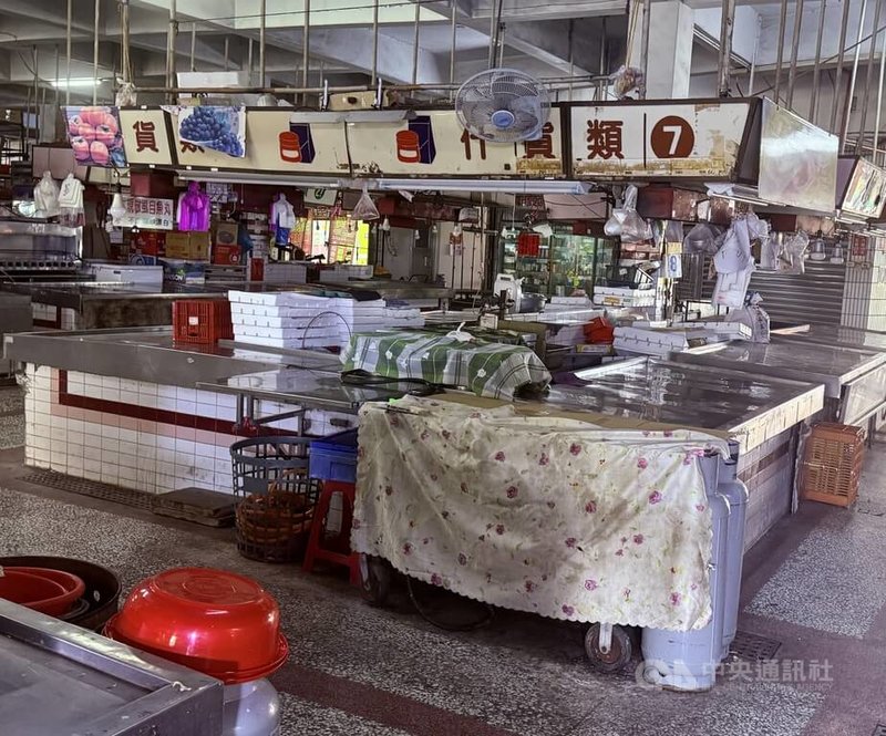 高雄市正義市場春捲食物中毒案，截至8日上午8時，累計增至173人就醫，進一步確認致病菌血清型為沙門氏菌D群。圖為涉事停業的春捲攤位。中央社記者董俊志攝　115年4月8日