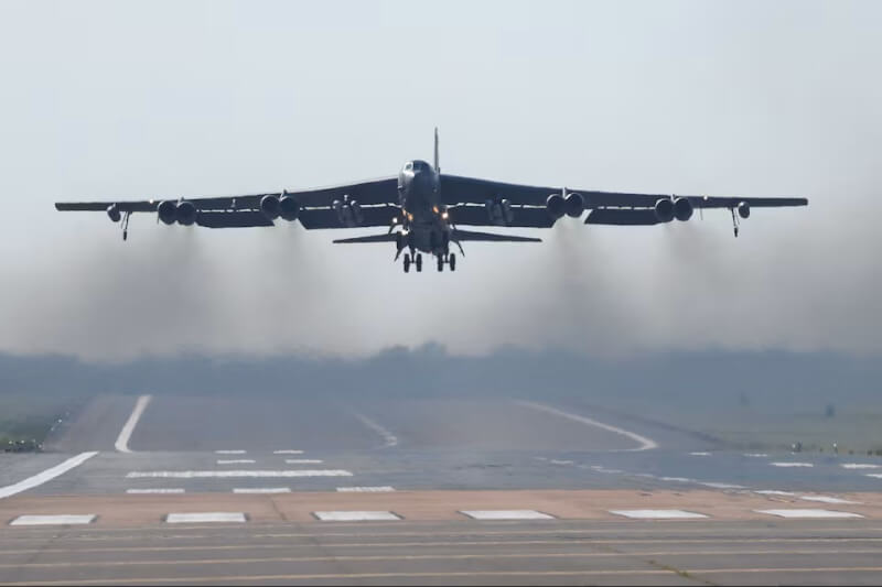圖為從英國費爾福基地起飛的美國空軍B-52轟炸機。(路透社)