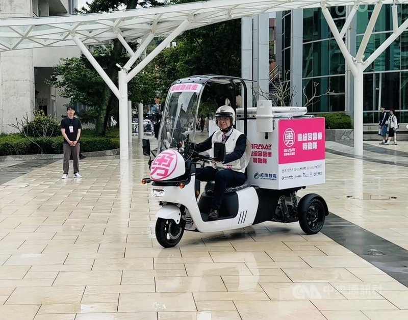 台北醫學大學與童綜合醫院攜手合作，打造「智慧行動醫療隨扈系統」，將進駐白沙屯媽進香活動，衛福部長石崇良8日體驗騎乘電動三輪車馳援。中央社記者沈佩瑤攝　115年4月8日