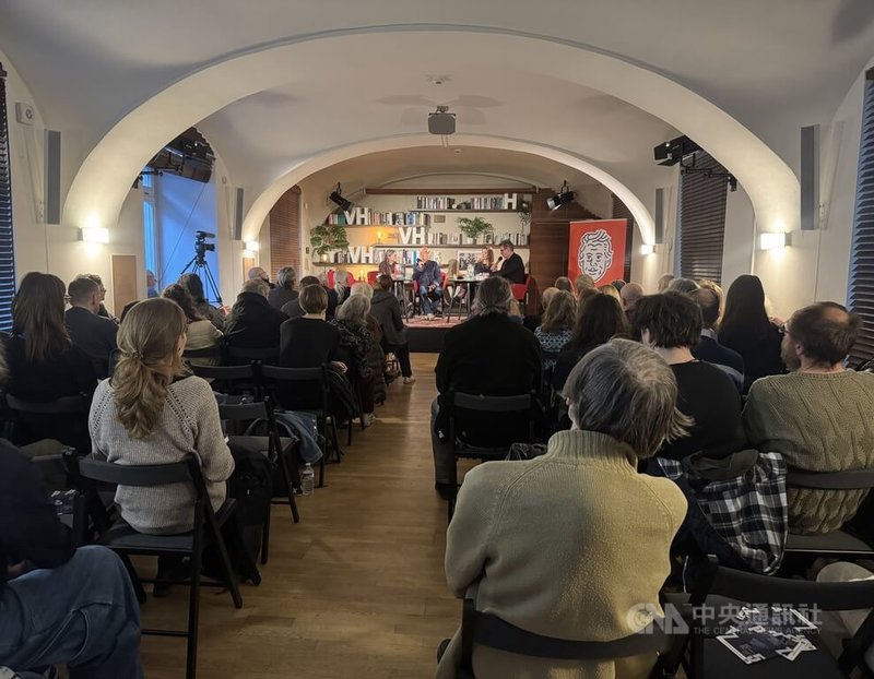 長期流亡海外的中國異議作家廖亦武,近期來布拉格哈維爾圖書館發表其著作「上帝是紅色的」捷文版。現場座無虛席。中央社記者劉郁葶布拉格攝 115年4月8日