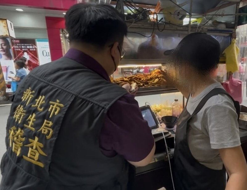 民眾日前在新北市淡水區某滷味攤看見老鼠在玻璃櫥櫃內亂竄、嗅聞食物。衛生局獲報前往稽查，該批滷味已全數下架報廢。（新北市衛生局提供）中央社記者曹亞沿傳真　115年4月8日