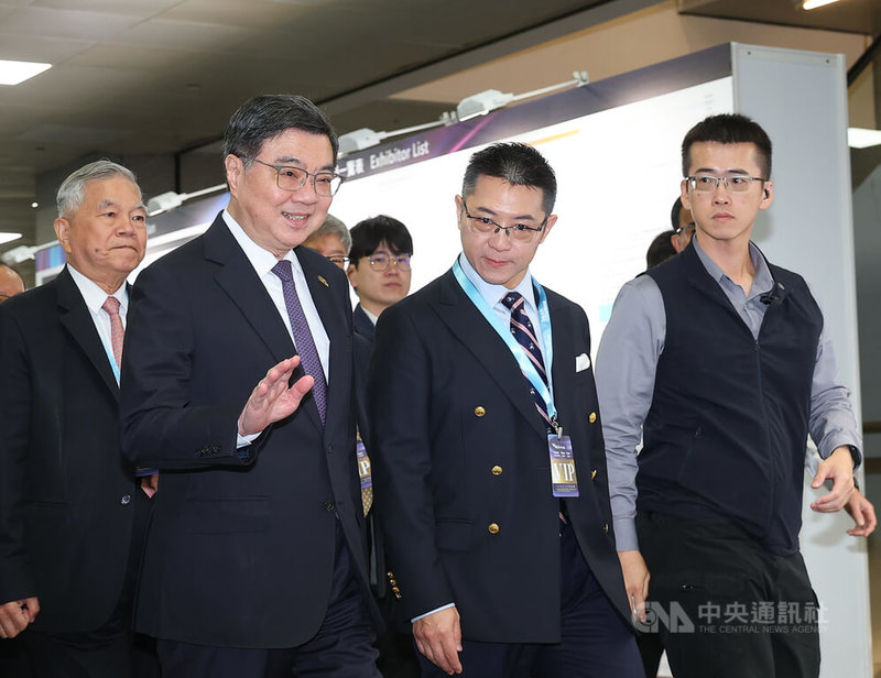 行政院長卓榮泰(左2)8日台北南港展覽館1館4樓出席「2026 Touch Taiwan系列展」開幕暨頒獎典禮,進場時揮手致意並未回應媒體喊話。中央社記者謝佳璋攝 115年4月8日