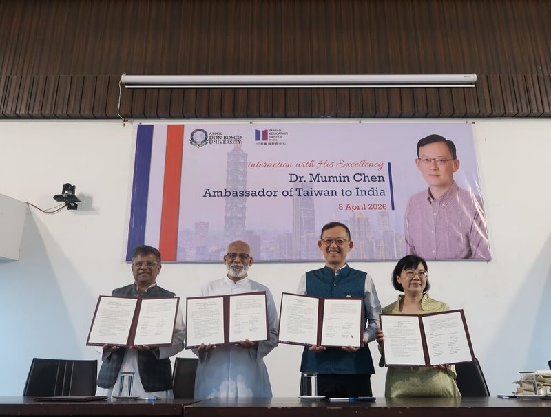 台灣與印度交流日益密切，駐印度代表陳牧民（右2）8日到阿薩姆邦訪問，提到台灣人熟知的「阿薩姆紅茶」，就是指1925年從阿薩姆傳入的茶，而駐印度代表處教育組也由組長賴碧姬（右1）代表，與當地學校續簽合作備忘錄，推動台灣、印度學校交流，促進雙方在語言、文化上的連結。（駐印度代表處教育組提供）中央社記者李晉緯新德里傳真　115年4月9日