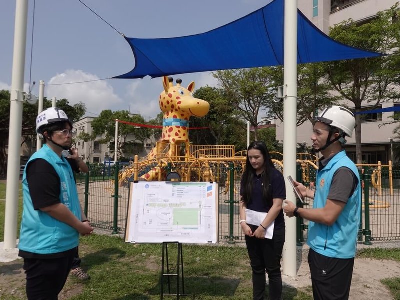 花蓮市貓頭鷹公園、長頸鹿公園是市區重要兒童遊憩空間，公所自籌經費改善優化，花蓮市長魏嘉彥（左）9日分別前往會勘工程進度，宣布暑假前將重新開放。（花蓮市公所提供）中央社記者張祈傳真　115年4月9日