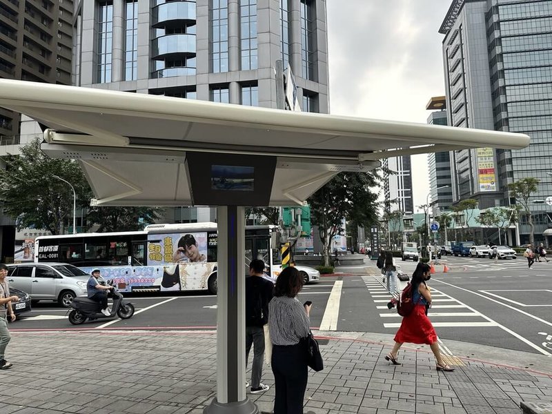 新北市交通局在板橋區縣民大道、新站路及新府路2處路口試辦「自動化人行道遮陽傘」，盼藉智慧科技，讓民眾於夏日等紅燈時能更舒適。（新北市交通局提供）中央社記者王鴻國傳真　115年4月9日