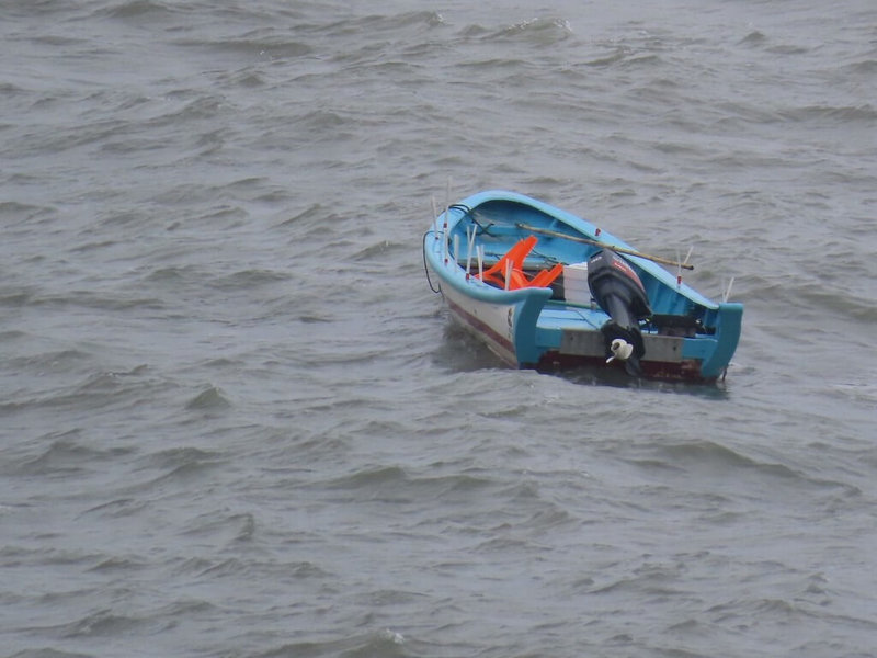 海巡署金馬澎分署8日發現不明小船靠近金門北碇海域岸際，透過兩岸協同執法機制聯繫中方協尋。中方回覆該小船為「晉金塘A2-051」中方漁船，因天候不佳，未確實繫纜，導致意外漂離碼頭。（海洋委員會海巡署金馬澎分署提供）中央社記者吳玟嶸傳真　115年4月9日