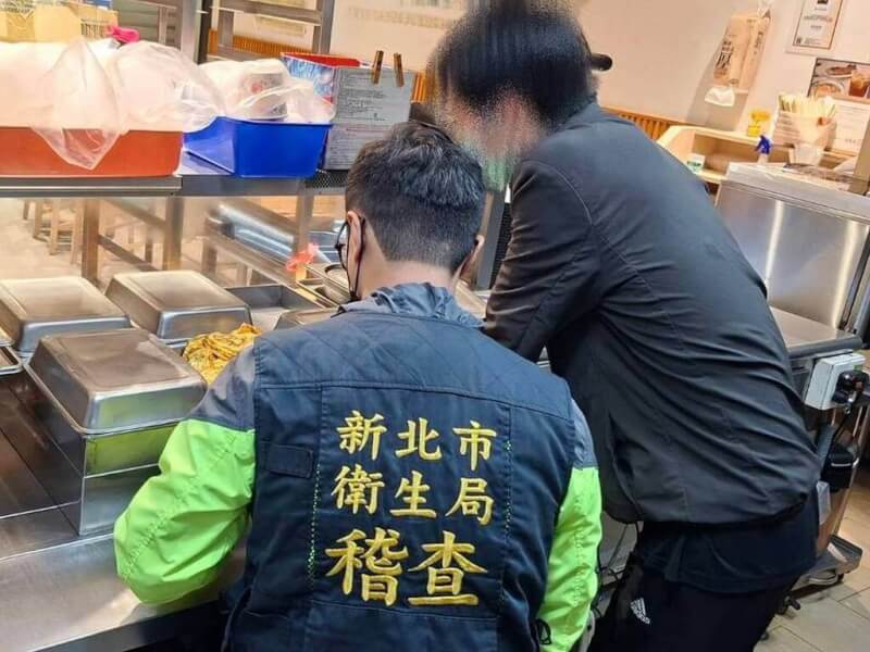 新北市新店某便當店爆發疑食品中毒事件，衛生局7日前往該便當店分店「中興店」稽查。（新北市衛生局提供）