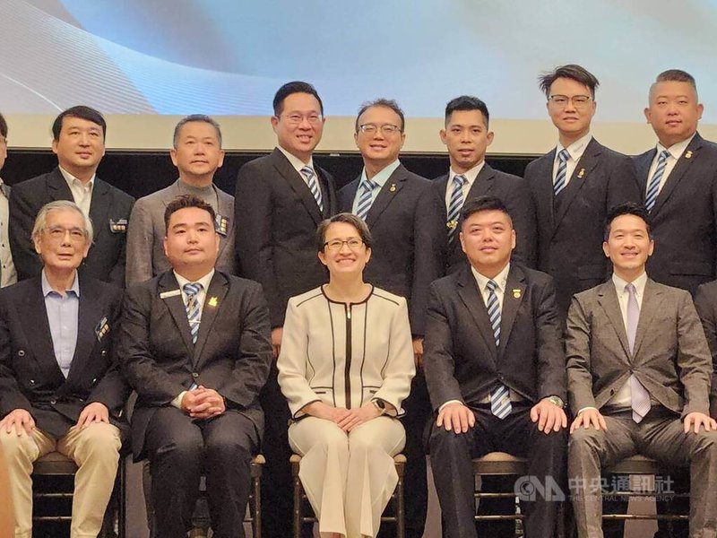 副總統蕭美琴（前排中）9日出席十大傑出青年選拔辦法公布暨啟動記者會。中央社記者葉素萍攝　115年4月9日